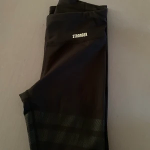 Träningset stronger  - byxa s 150 kr  tröja xs 125 kr   kan köpas ihop 250  eller var för sig  Köparen står för frakten 