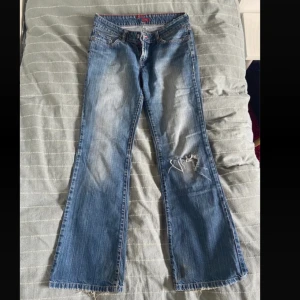 lågmidjade Tommy Hilfiger bootcut jeans - Midjemått ca 38 och innerbenslängd ca 77, skulle säga att de passar som storlek S😊