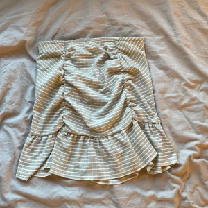 Kjol - Säljer denna jättesöta kjol från Gina Tricot då den ej passar mig längre, strl xxs men lappen är avklippt. Skriv privat för fler bilder🎀