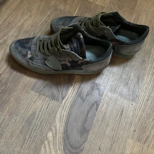  philippe modell - Ett par fräscha philippe modell i relativt bra skick förutom slit på hälen därav de billiga priset