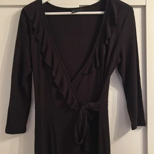 Klänning - Svart klänning med knytning framtill. Väldigt gott skick💕