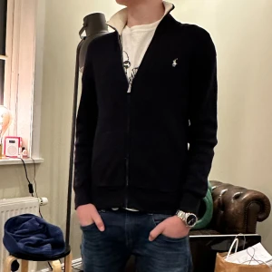 Ralph lauren zip - Ritkigt fet full zip från Ralph lauren i nyskick. Storlek 14/16 så passar runt 166👏   Modellen är 172  Skriv vid frågor eller funderingar💫