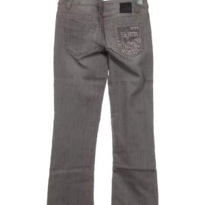 Så snygga lågmidjade jeans men coola detaljer på bakfickan❤️de är väldigt stretchiga! midjemått tvärsöver: 36 cm, innerben: 76 cm 