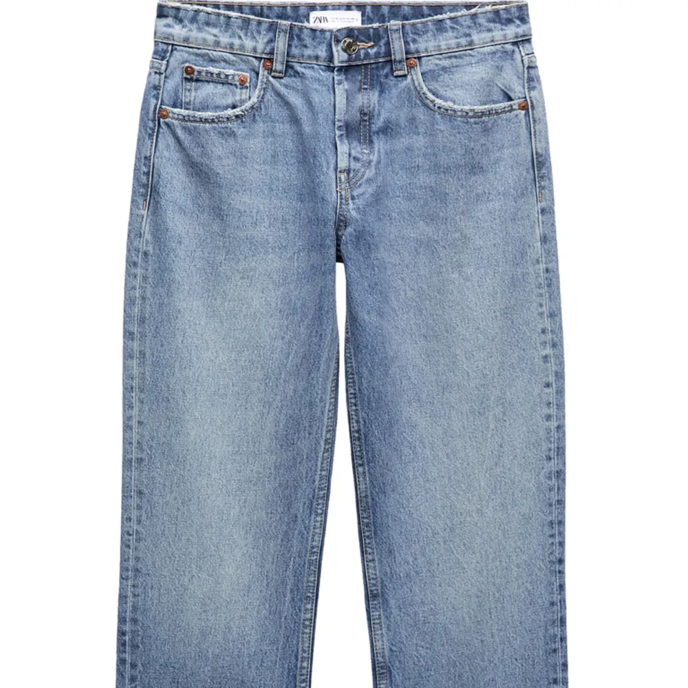 Säljer mina superfina jeans ifrån zara då jag inte använder dom längre. Dom är i bra skick och nypris ligger på 359kr.. Jeans & Byxor.