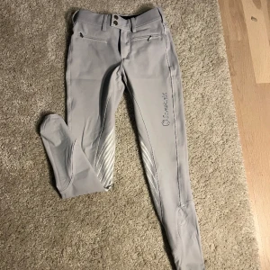 Samshield ridbyxor  - Vita samshield ridbyxor i fint skick. Inte helt vita då färgen ändras lite när man tvättar dem!