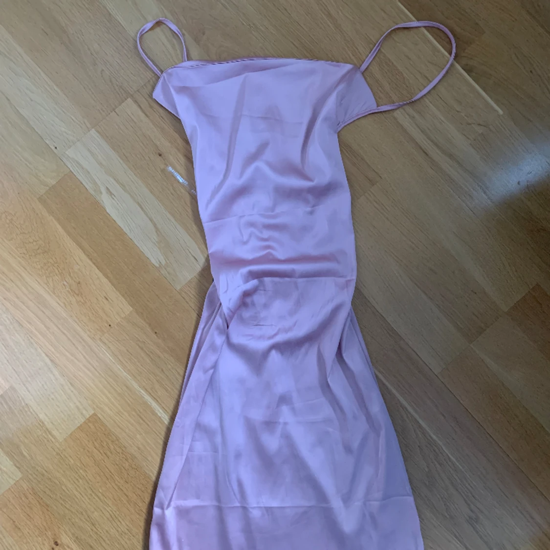 Rosa satinklänning - 90