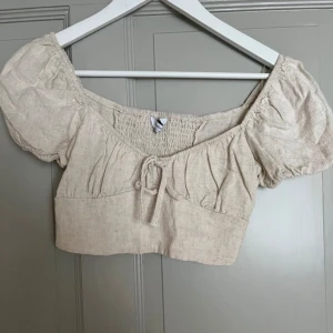 Söt topp i skönt material - En söt topp i bra skick. Använd fåtal gånger☺️