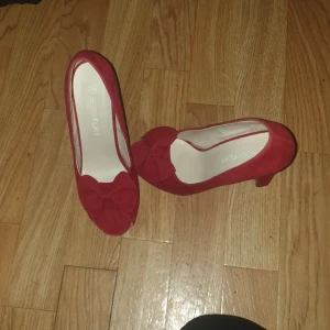 Klackskor - Röda sammetsklackskor med öppen tå i stl36