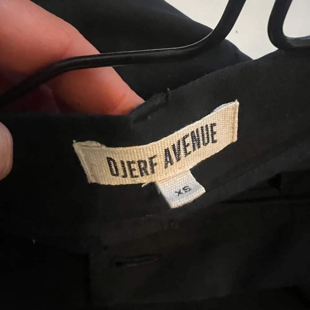 Djerf Avenue kostymbyxor ”favorite pants” svart i storlek XS, passar även S! Superfina och i mycket sparsamt skick. . Jeans & Byxor.
