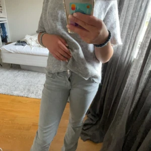 Gina jeans - Ska kolla om det är någon som vill köpa! Inget slit och inget är sönder. Finns inte kvar att köpa på ginas hemsida. Om ni vill ha fler bilder kan ni skriva.❤️ ordinarie pris är 400kr🤩