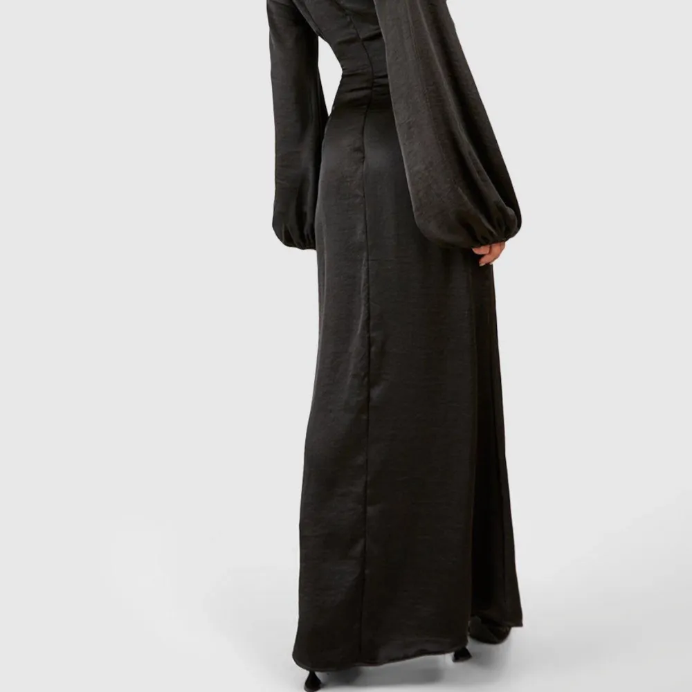 Fantastiskt långklänning i svart satin 🖤 aldrig använd med lappar kvar! Nypris 630kr. Finns i Uppsala men fraktar gärna :) . Klänningar.
