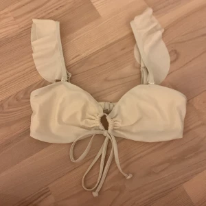 bikinitopp - supersöt krämvit bikinitopp med volangarmar från nakd😍😍