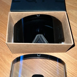 Goggles - Eagle magnetic Walter space grey goggles. En svart och en genomskinlig lins, lätt att byta. 