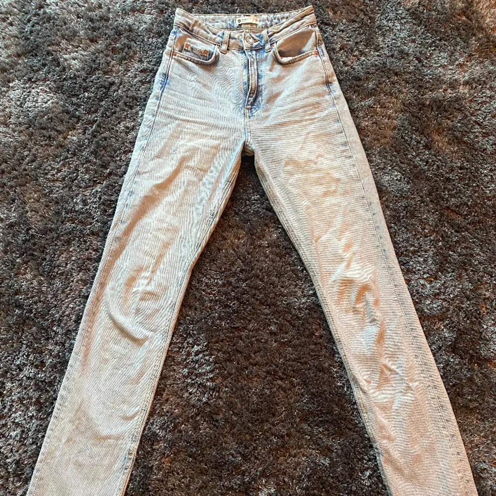 Säljer dessa fina blåa jeans från Gina tricot som blivit för små för mig. Långa i benen med slits längst ner. Jeans & Byxor.