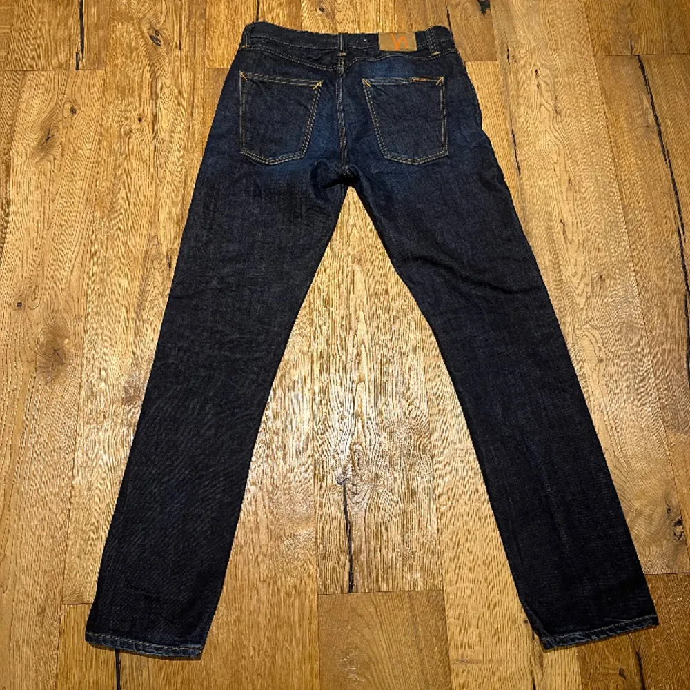 Ett par sjukt feta nudie jeans i fint skick i en sjukt snygg färg. Storlek 32/34 men sitter som 31/34. Hör av er vid frågor!. Jeans & Byxor.