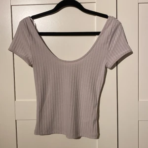 Topp från hm - Aldrig använd, prislappen är kvar se bild 2. Lila topp från hm 