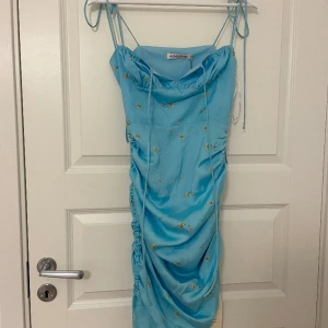 Adoore klänning - En helt ny jättevacker klänning från Adoore som tyvärr var för liten för mig🌻