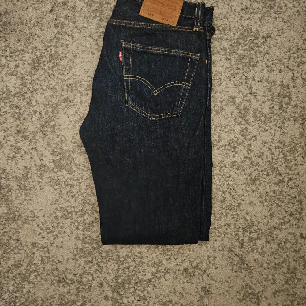 Säljer nu mina fina Levis jeans som inte längre passar mig. De har alltid blivit behandlade bra och just därför är de i så bra skick. Den enda nackdelen är ett litet slitage som ni ser på bild 3. Fraktar inom 24h📦 Storlek W28 L32. Skick 7,5/10. Jeans & Byxor.