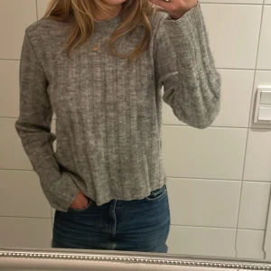 Grå stickad tröja - Grå stickad tröja, kommer inte till användning, bra skick!🥰i str xs men är precis som S!