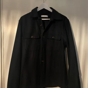 Mörkblå Overshirt - Jätte snygg overshirt från Mango ny sick använt några gånger!! Nypris 900