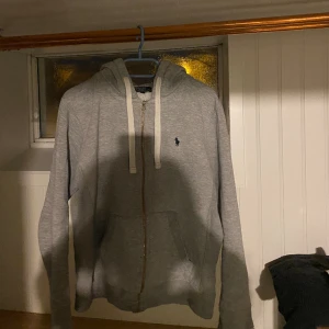 Ralph Lauren zip-hoodie  - Säljer min Ralph Lauren zip för jag aldrig använder den längre. Storlek: M men passar både S och M  Ett ganska svårt klädesplagg att få tag på till ett billigt pris. Jag säljer den för 400 kr men kan absolut gå ner  i pris vid snabb affär.