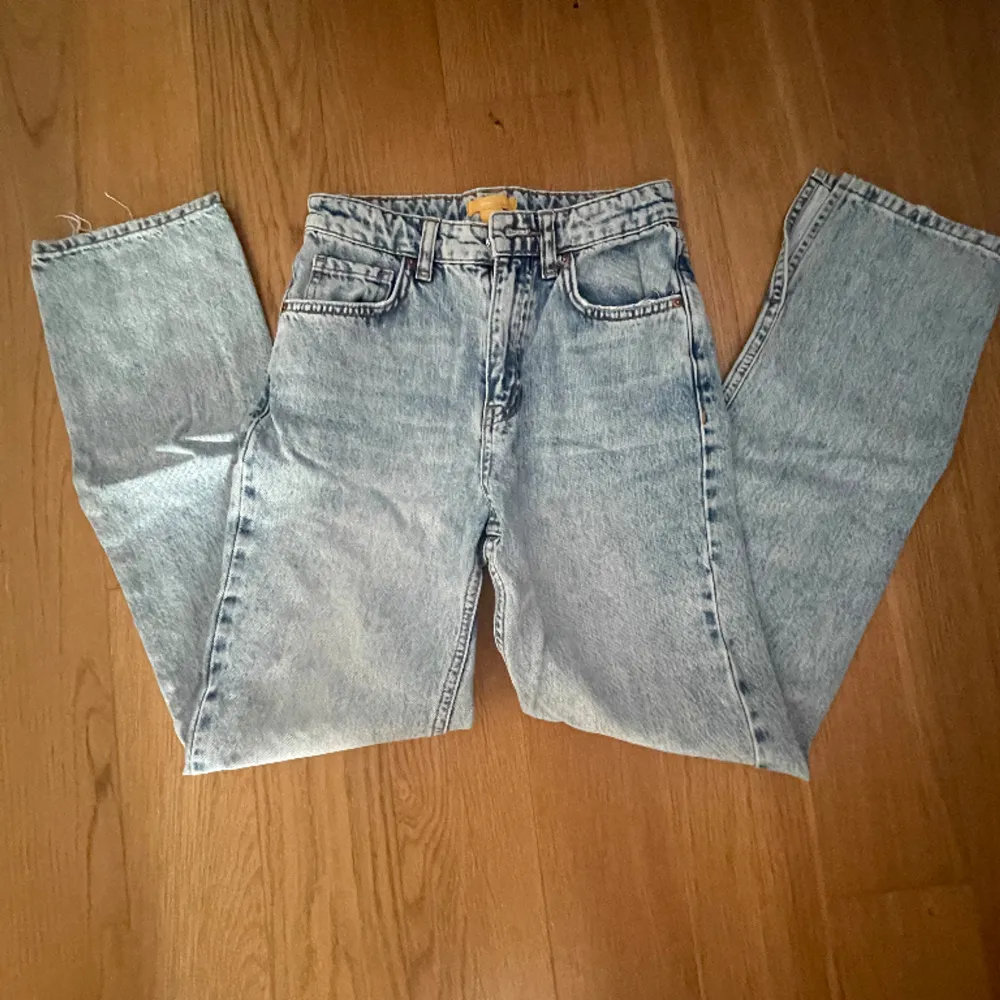 Fina jeans från Gina tricot med slits, medelhögmidja!. Jeans & Byxor.