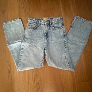 Jeans - Fina jeans från Gina tricot med slits, medelhögmidja!