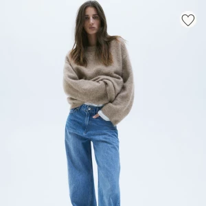 Mohair tröja  - Säljer en superfin oanvänd mohair tröja från hm storlek L är en s men passar om du vill ha en Oversized fit. Slutsåld köptes i december 