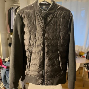 RALPH LAUREN CARDIGAN - Grå Ralph Lauren cardigan i storlek S. Använd väldigt lite. Inga skador eller något. Hör gärna av dig om du är intresserad! 