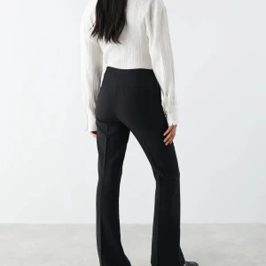 Bootcut kostymbyxor, Gina Tricot, FRI FRAKT - Svarta bootcut kostymbyxor, helt nya och oanvända! Säljer för nästan hälften av priset jag köpte dem för, från Gina Tricot. Storlek S, FRI FRAKT