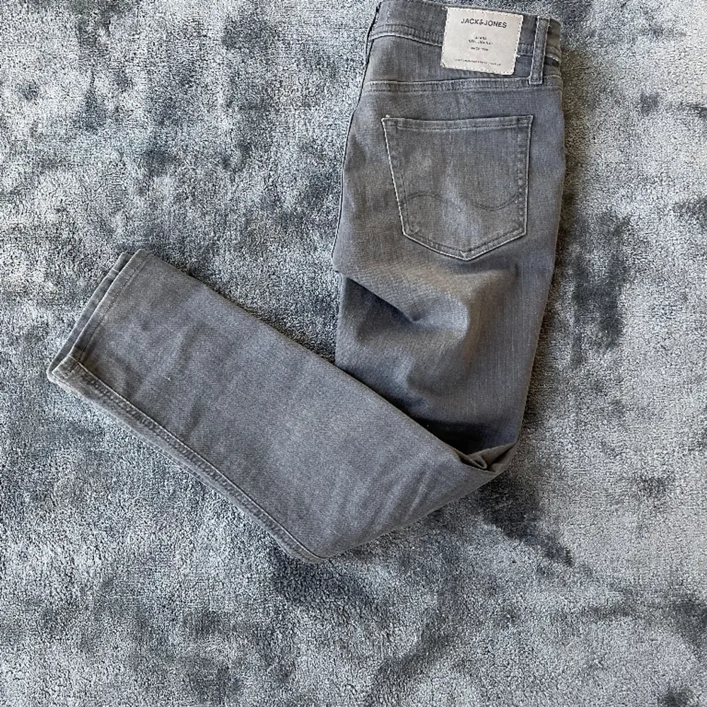 Riktigt schyssta jeans köpta från Jack & Jones, modellen slim/glenn. Skriv för fler bilder!. Jeans & Byxor.