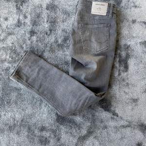 Riktigt schyssta jeans köpta från Jack & Jones, modellen slim/glenn. Skriv för fler bilder!
