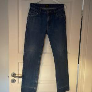 Säljer dessa lee jeans som inte kommer till användning mer. Skick 7/10 lite slitna av sig men ändå bra därför av priset. Hör av er för mer bilder eller frågor. Pris kan sänkas vid snabb affär😀