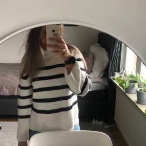 Stickad tröja  - Stickad tröja, storlek xs, sparsamt använd 