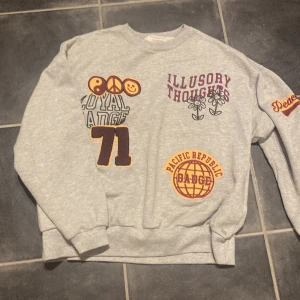 Grå sweatshirt  - Fin nästan aldrig använd sweatshirt 