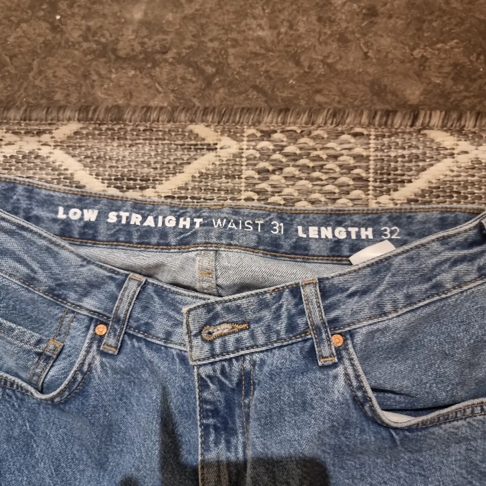 Super snygga lowwaist straight jeans från Bikbok  i storlek W31 L32. Snålt använda och mycket bra skick. Nypris 599. Jeans & Byxor.