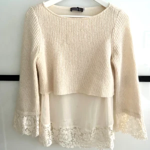 Stickad tröja med spets - Blus som knappt använts o är därför i nyskick