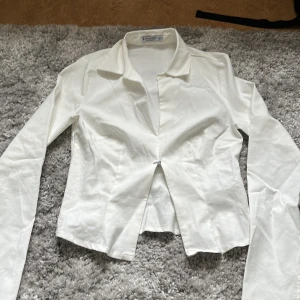 Zipbar skjorta - Aldrig använd skjorta från stradivarius Zipbar nedtill