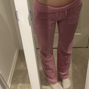 Juicy byxor storlek XS, gammelrosa - Säljer mina byxor från Juicy Couture, jag är 165,5 cm lång och jag har endast använt byxorna ett fåtal gånger men nu kommer dem inte längre till användning, står ej för frakt!