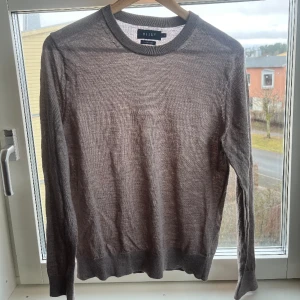 Beige merinoull tröja - Beige tröja i skönt merinoull från Riley, säljs pga blivit för liten. Jättefint skick, pris kan diskuteras ⚡️ Kom dm vid frågor! 