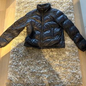 Vårjacka storlek S - jacka från Massimo dutti i storlek small och i nyskick. 