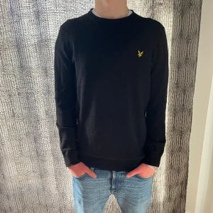 Lyle & Scott Tröja - Tja! Säljer nu denna sjukt snygga Lyle&Scott i storlek M men passar S också. Skicket är 8/10, har ett litet hål i armhålan men inget som syns vid anvädnind därav det billiga priset. Vid fler frågor/bilder är det bara att skriva!