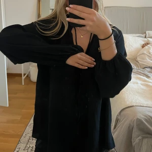 Blus - Svart blus med lite struktur som passar till alla tillfällen🥰 Stl M! och är i nyskick🙌🏽 