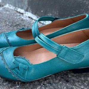 Brako ballerinor, i skinn - Söt ballerina i modell Bem från Brako Klackhöjd 2,5 cm Stängs med kardborr  Uttagbart inlägg. Breda och rymliga.  Ekologisk produktion med naturgarvat skinn, återvunnet gummi i sulan Nypris 1500