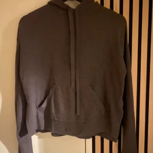 Fintickad huvtröja - Osäker om jag ska sälja denna men såå snygg huvtröja från hm som e trednig o ha! Köpt den för ett tag sen.