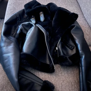 Fake skinnjacka med päls  - Har en svart skinnjacka med svart päls inuti. Sparsamt använd. Både päls och skinnet är fake. Storlek XS