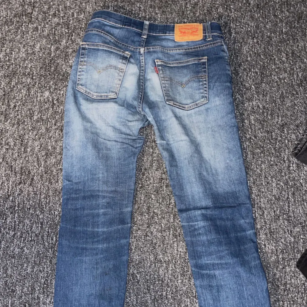 Säljer dessa Levis jeans då dem ej passar längre!!. Jeans & Byxor.