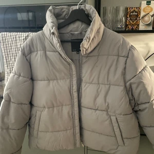 Jacka  - Grå jacka, storlek M. Använd en gång🩷 Står inte för frakten 