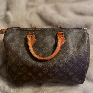 Louis Vuitton Speedy 30 - Fin vintage väska. Eftersom det är vintage är den vintage-sliten, alltså slitage iom användning. Men den jag mycket kvar att ge! Kan gå ner i pris vid snabb affär, vill man mötas upp görs det i Göteborg med omnejd.