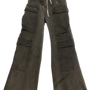 Rick owens cargos - Oanvänd, skickar tyvärr inte bilder på hur den sitter på kroppen, Men skickar gärna bilder på mått🙌. Storleken är konstig så om du undrar ifall den passar så skriv gärna så svarar jag snabbt.